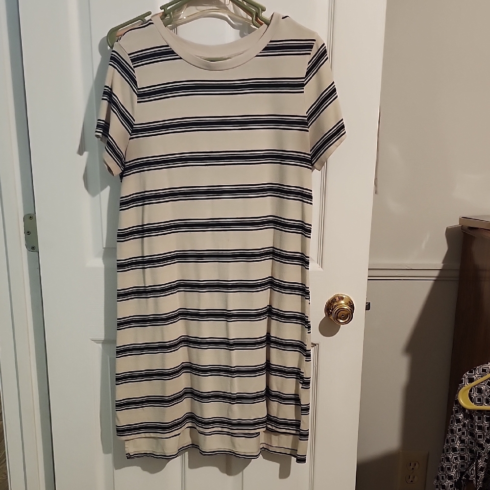 TSHIRT Dress, Mossimo, Size LARGE. Black And Cream.